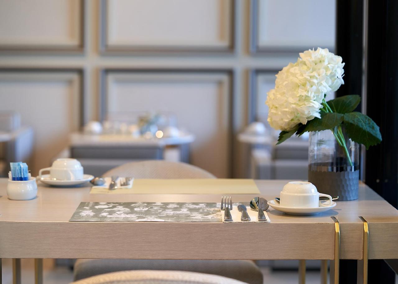 The Park Nine Hotel Suvarnabhumi Bangkok Exteriér fotografie A table set for afternoon tea at the Ritz-Carlton, Tysons Corner, Virginia, United States