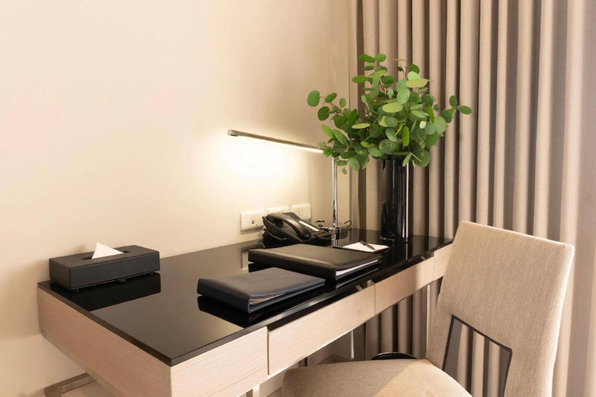 The Park Nine Hotel Suvarnabhumi Bangkok Pokoj fotografie A work desk in a hotel room