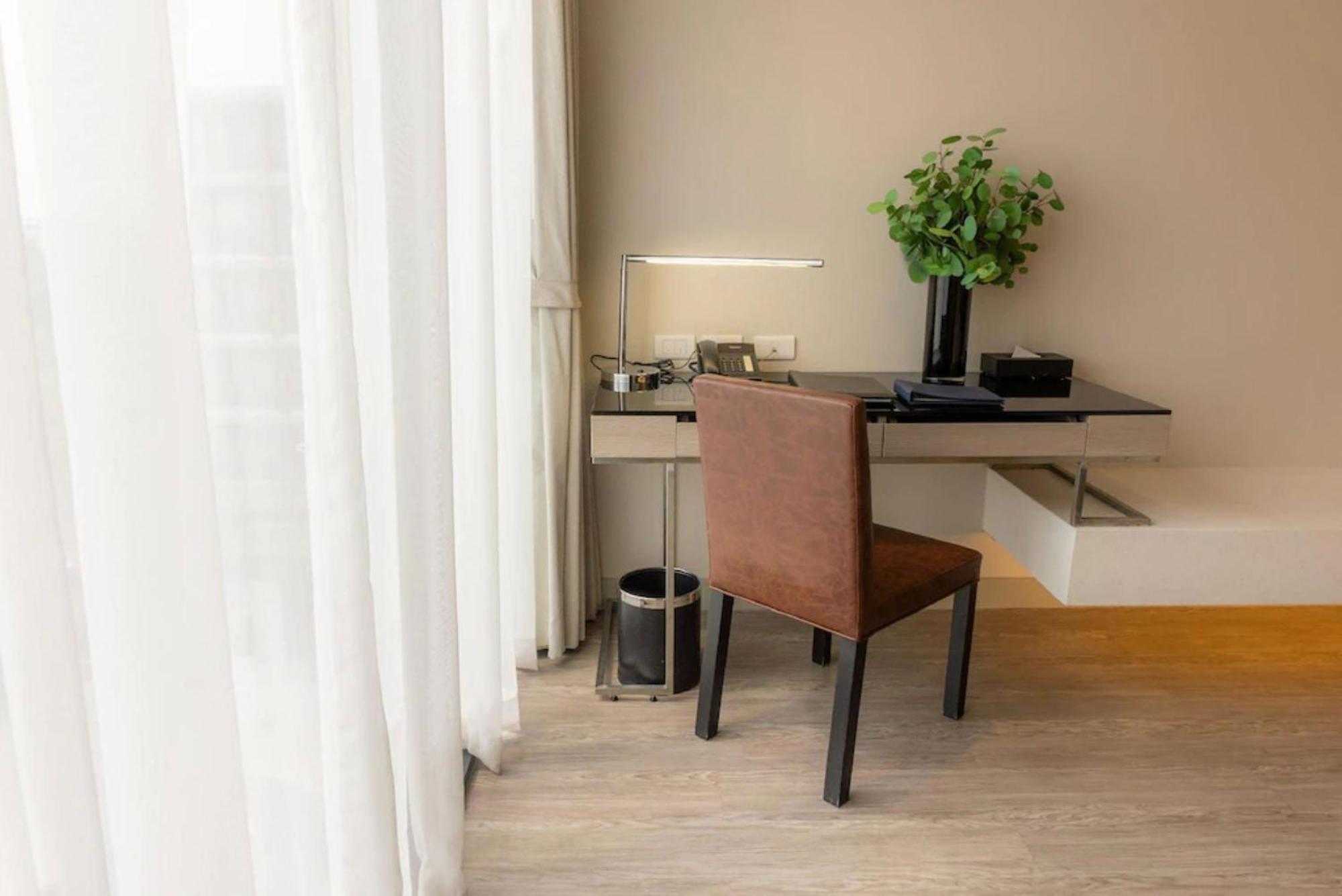 The Park Nine Hotel Suvarnabhumi Bangkok Pokoj fotografie A writing desk in a hotel room