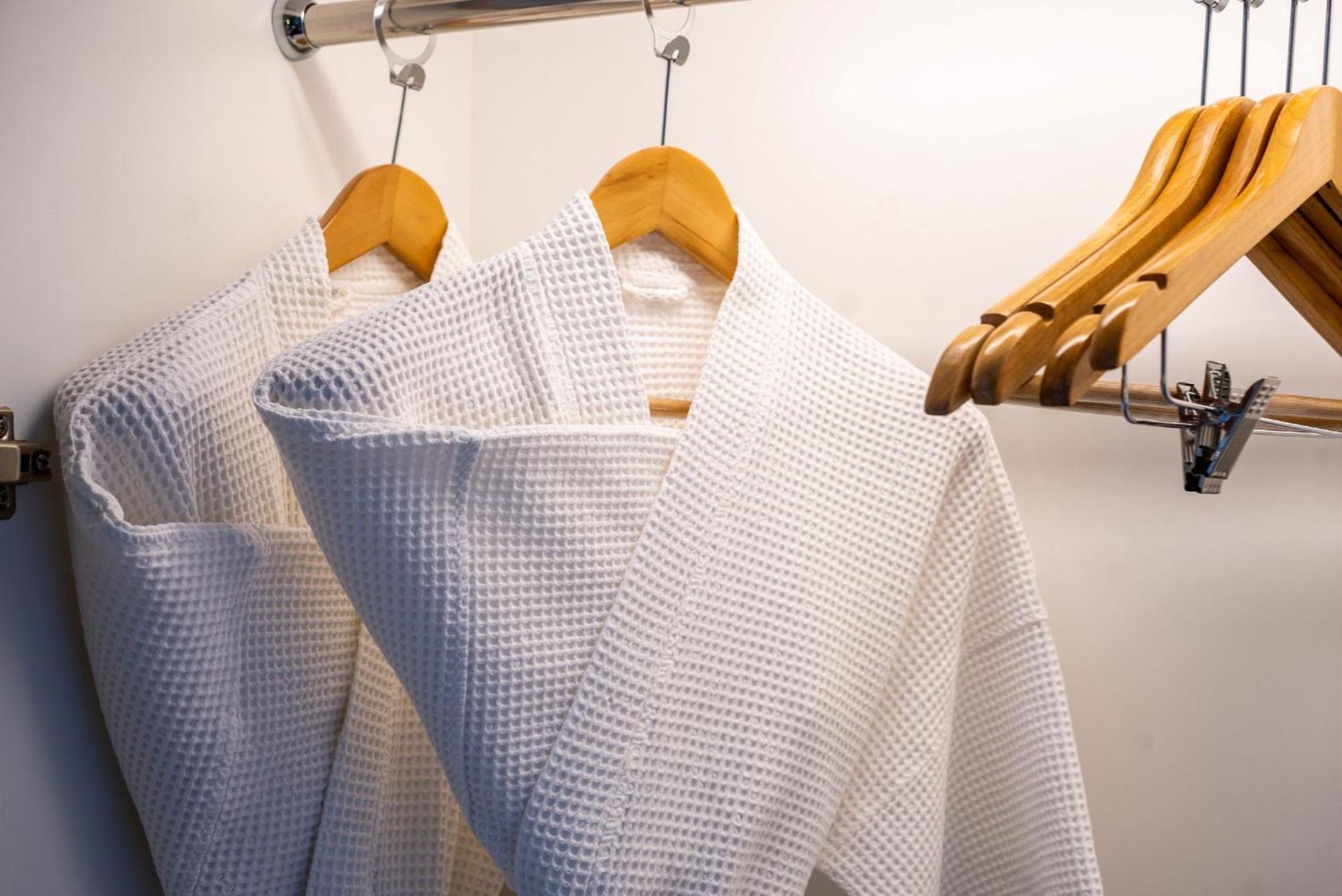 The Park Nine Hotel Suvarnabhumi Bangkok Pokoj fotografie A waffle bathrobe