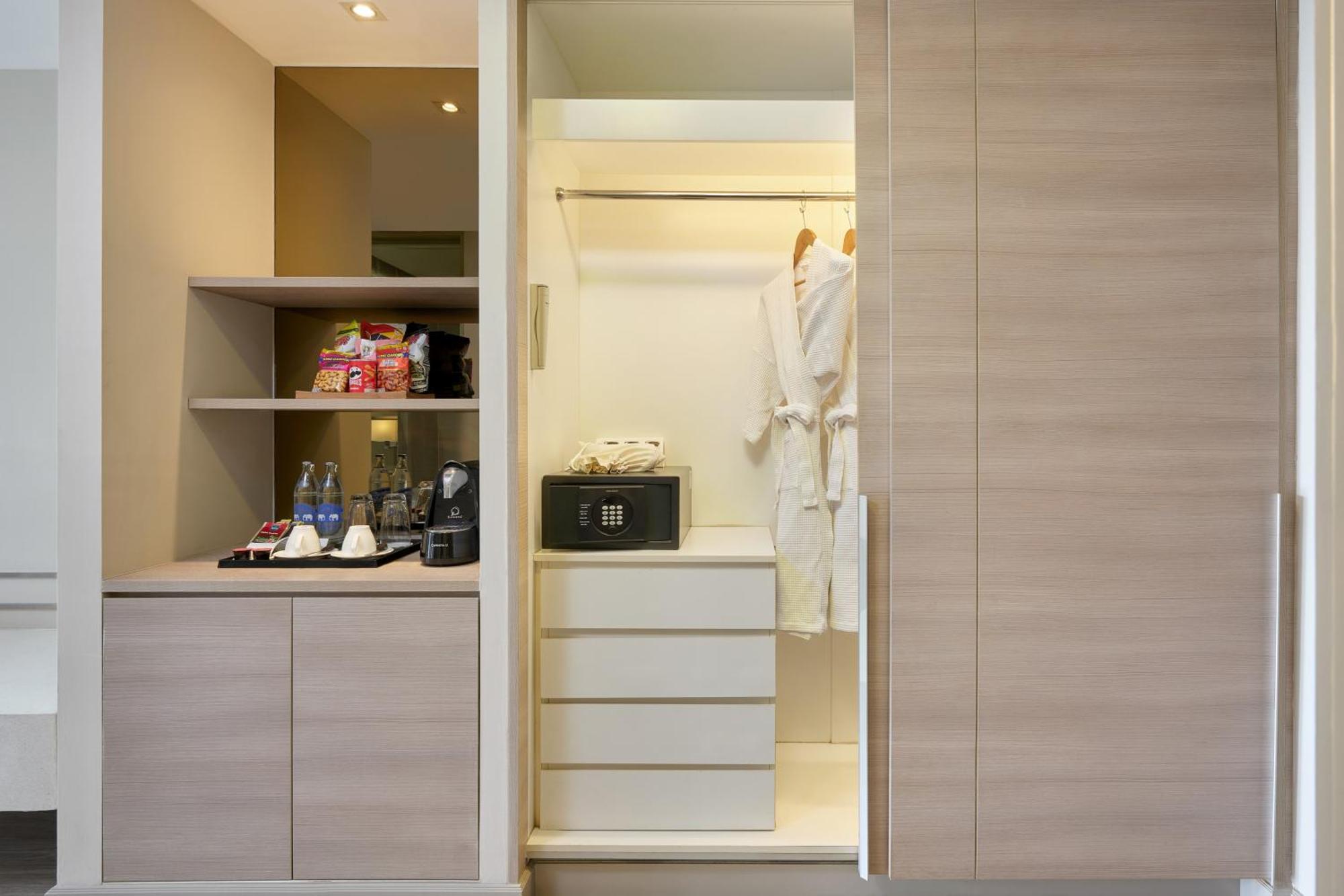 The Park Nine Hotel Suvarnabhumi Bangkok Pokoj fotografie A walk-in wardrobe