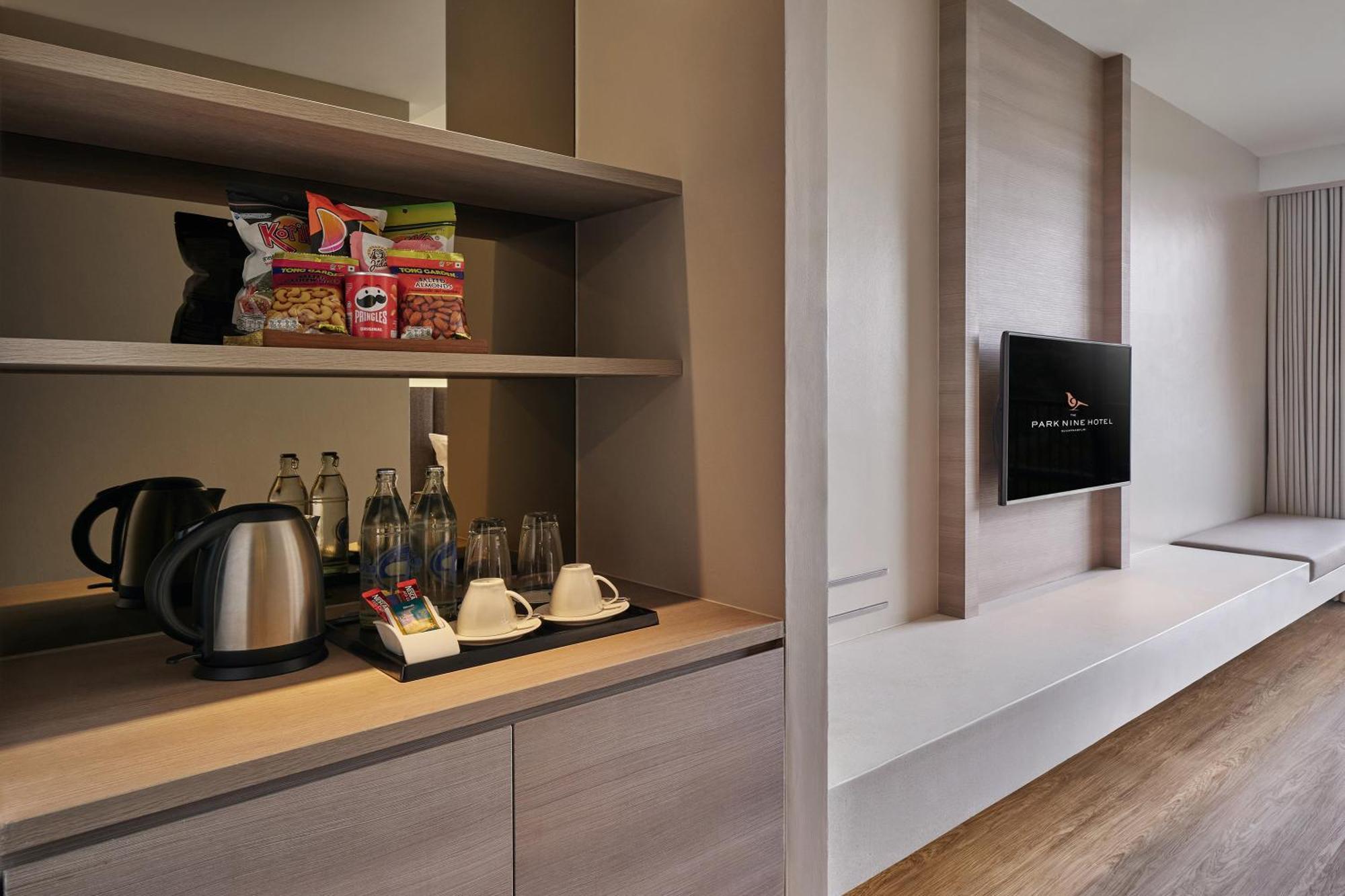 The Park Nine Hotel Suvarnabhumi Bangkok Pokoj fotografie A wet bar in a hotel room