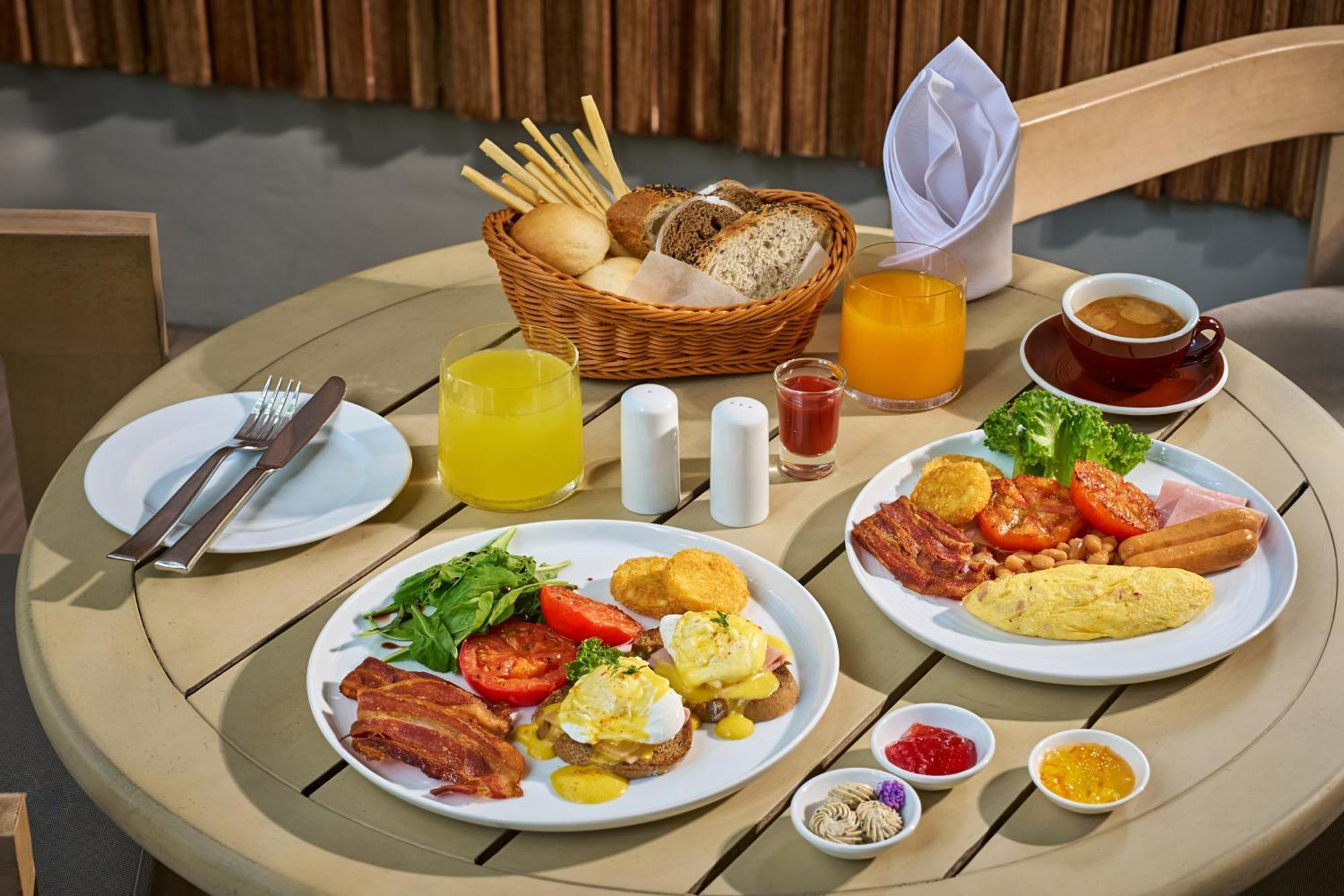 The Park Nine Hotel Suvarnabhumi Bangkok Exteriér fotografie A typical American breakfast