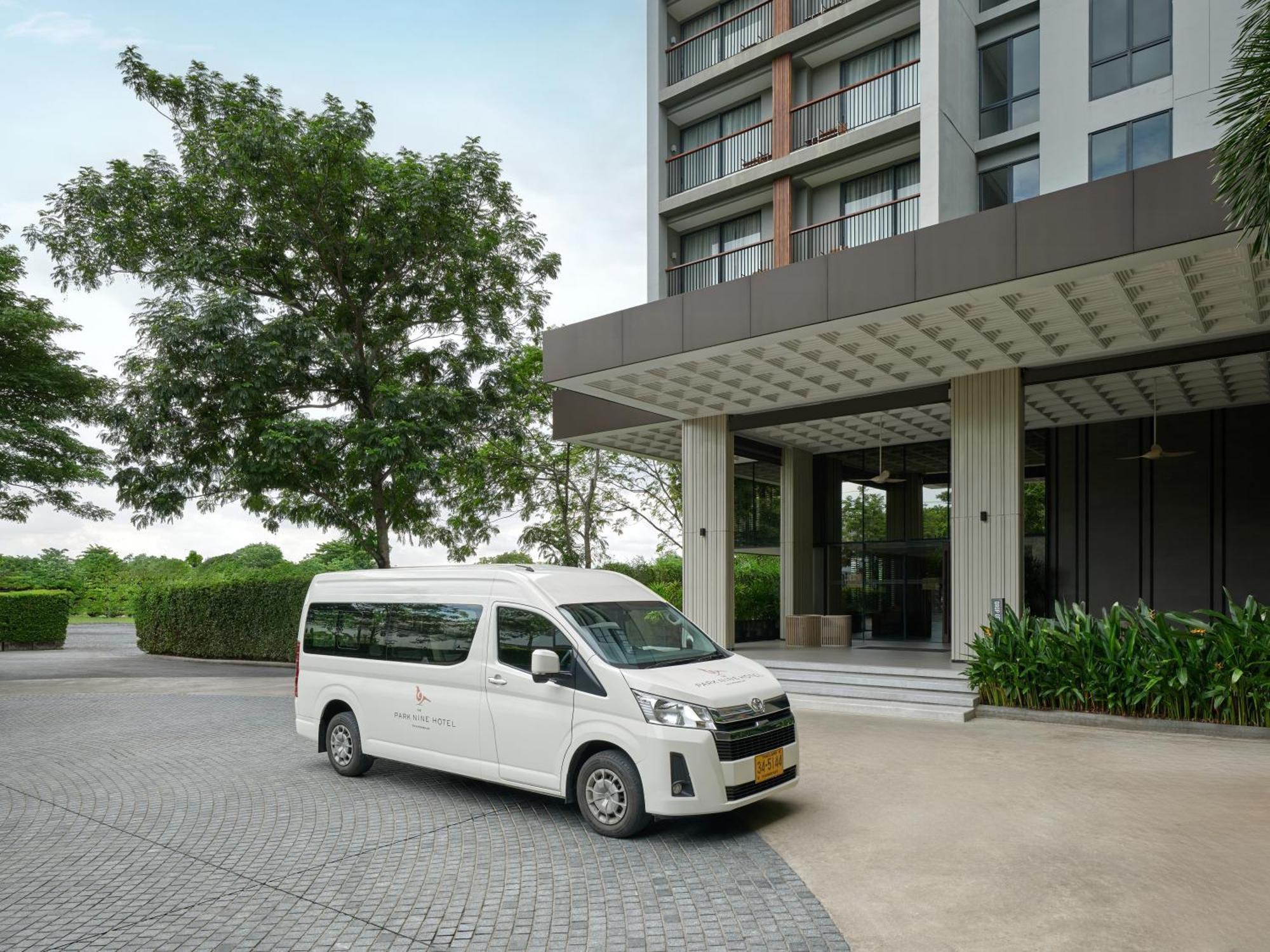 The Park Nine Hotel Suvarnabhumi Bangkok Exteriér fotografie Toyota Commuter Van