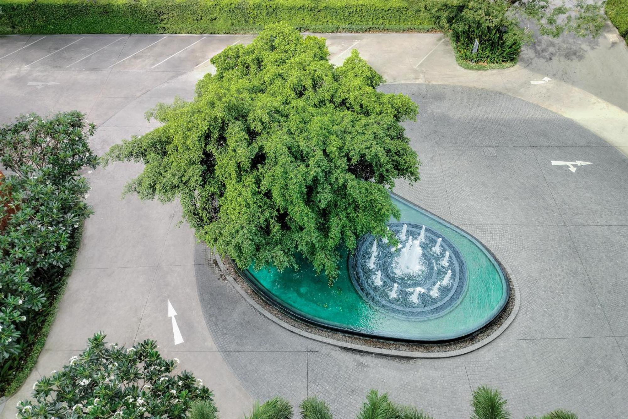 The Park Nine Hotel Suvarnabhumi Bangkok Pokoj fotografie Fountain at the entrance of the hotel
